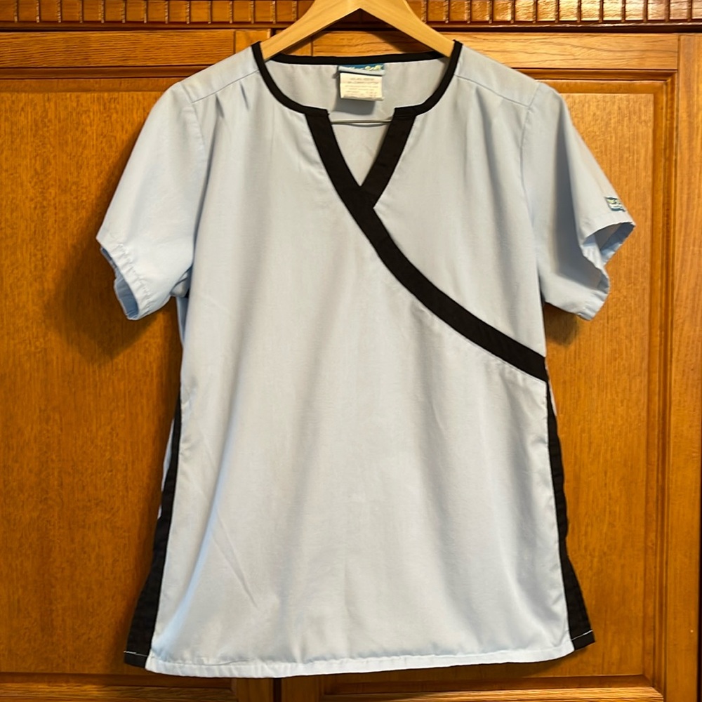 UA Buttersoft scrub top. Only worn a few times. No fading.